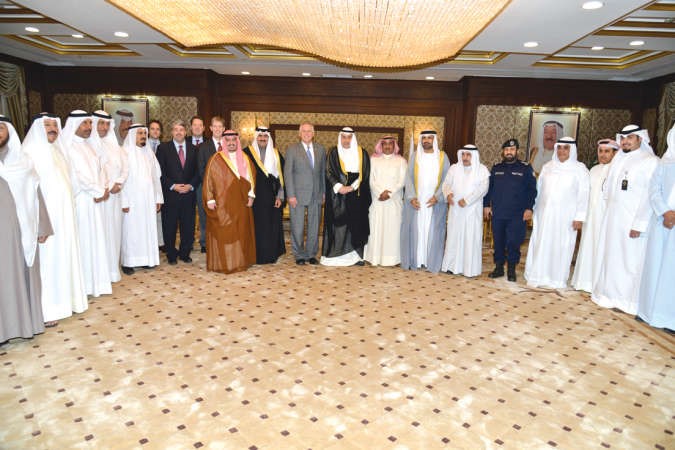 الشيخ فيصل الحمود وعدد من قيادات الفراونية في استقبال تيري ماكوليف والوفد المرافق﻿