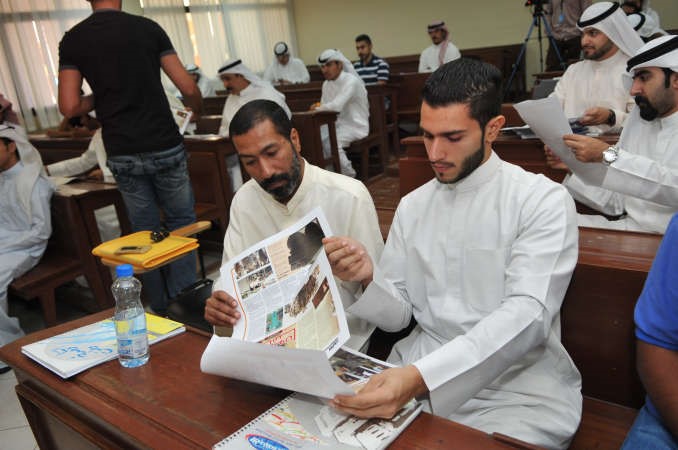 عدد من الطلبة يطلعون على بعض اعمال الزميل يوسف عبدالرحمن﻿