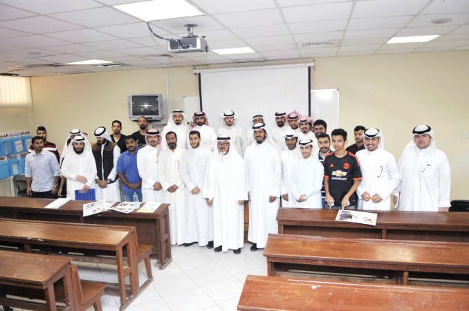 مستشار الادارة العامة الزميل يوسف عبدالرحمن متوسطا طلبة قسم الاعلام عقب المحاضرة	محمد هاشم﻿