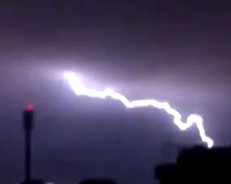 بالفيديو.. صواعق رعدية تضرب حفر الباطن وسط صراخ سكان المنازل