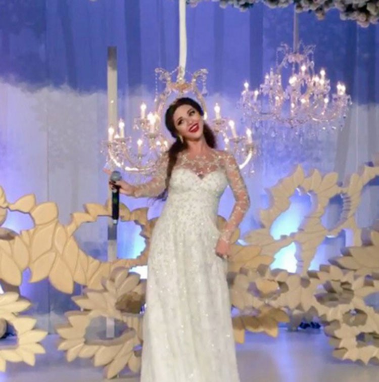 بالفيديو والصور.. ميريام فارس تتألق بالابيض في حفل زفاف قطري 