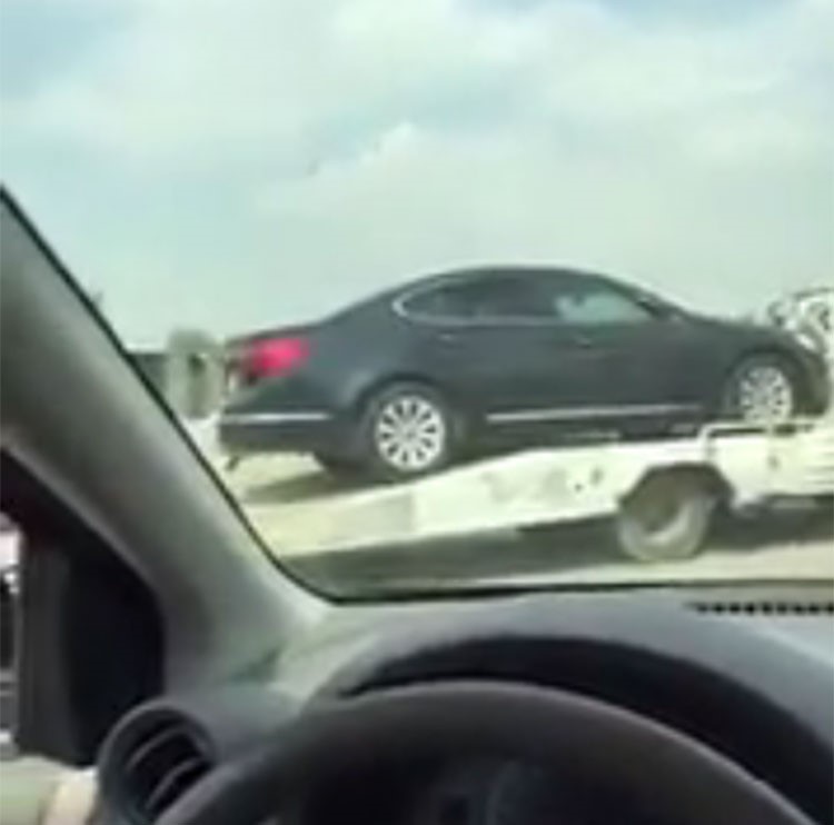 بالفيديو.. سعودي "يرثي" سيارته بأغنية بعدما فقدها بامطار جدة 