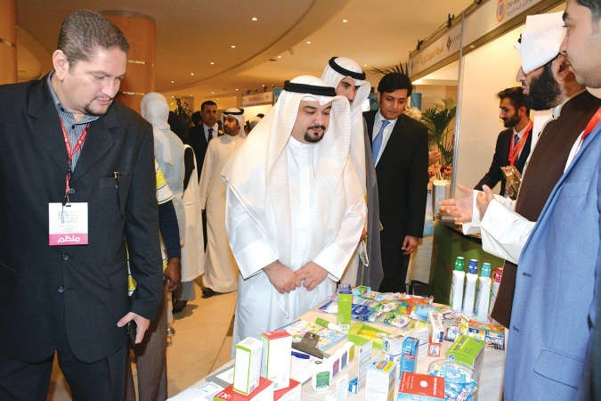 عبدالهادي متفقدا مجموعة من منتجات التجميل المشاركة ريليش كومار 