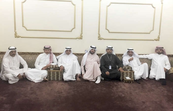 رواد ديوانية رجا المنديل في منطقة صباح الناصر ويبدو الزميل عبدالله صاهود ﻿