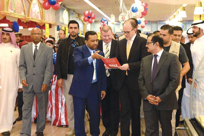 السفير الاميركي دوغلاس سيليمان يطلع على بعض المنتجات