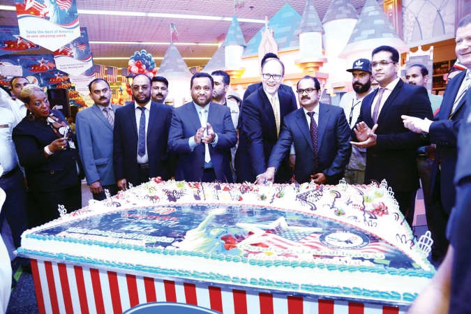 مشاركة في قطع كيكة الحفل