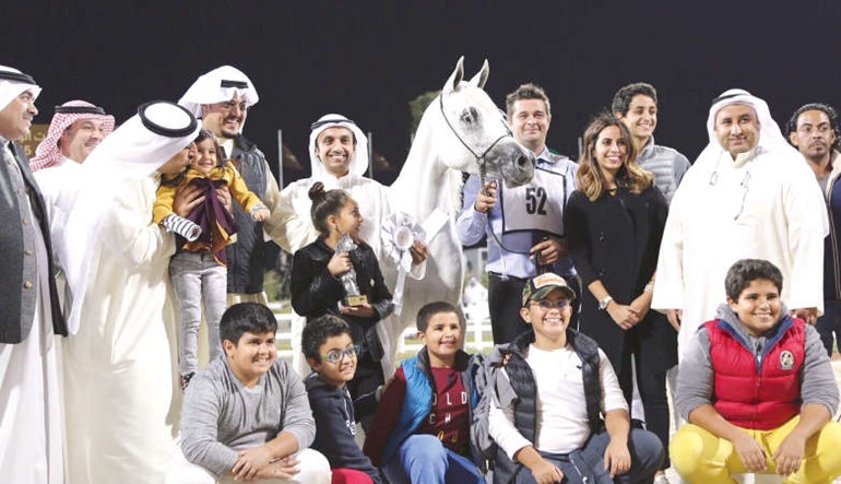 عبدالله المترك متوسطا القائمين على مربط الدانات والخيل الفائزةمحمد خلوصي﻿
