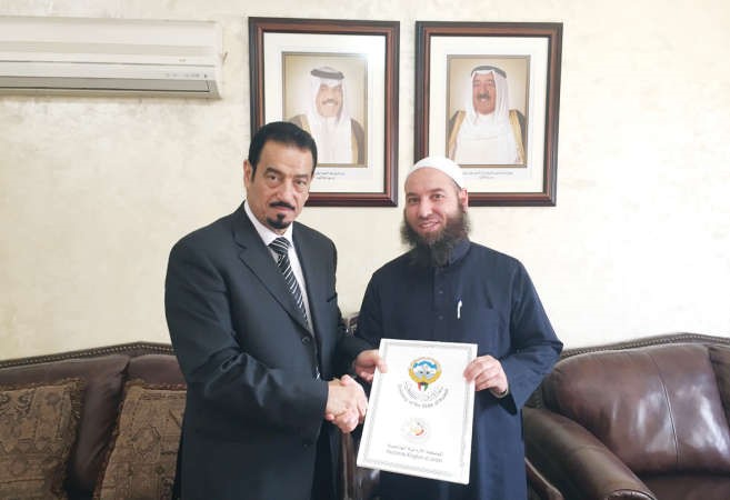 دحمد الدعيج يسلم جانبا من التبرع الى خالد النواصرة ﻿