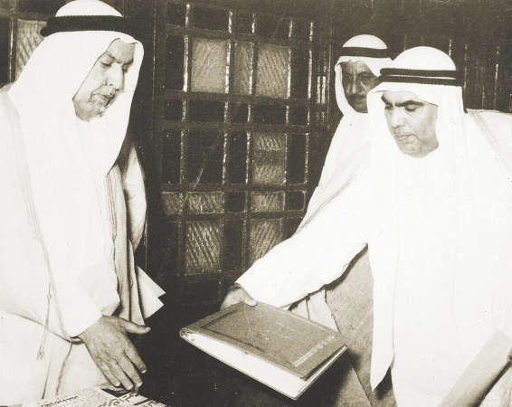 الشيخ عبدالله السالم يتسلم مسودة الدستور من رئيس المجلس التاسيسي عبداللطيف محمد الغانم ﻿