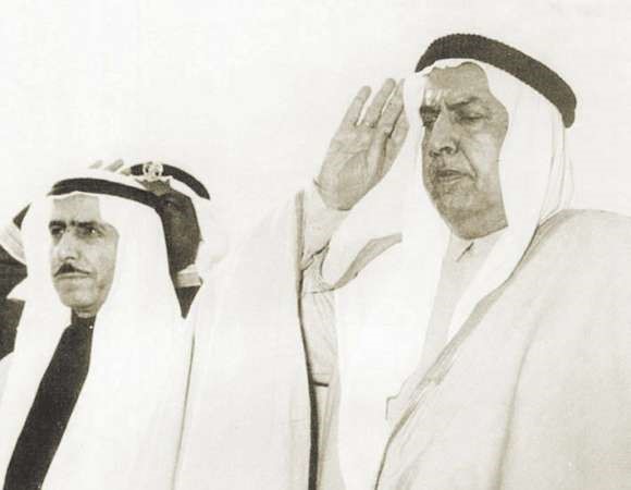 الشيخ عبدالله السالم يحيي حرس الشرف مع شقيقه المرحوم الشيخ صباح السالم ﻿