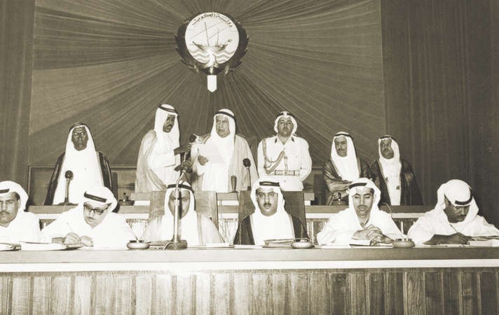  سمو الشيخ عبدالله السالم الصباح وهو يفتتح دور الانعقاد العادي الثالث لمجلس الامة ﻿