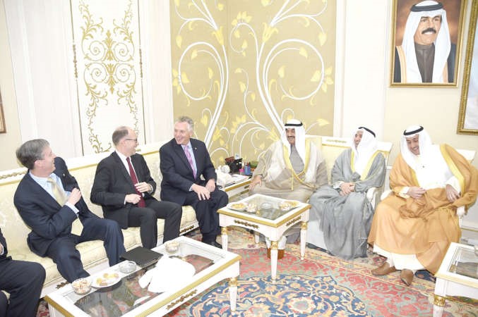 سمو الشيخ ناصر المحمد وتيري ماكاليف والشيخ فيصل الحمود والسفير الاميركي دوغلاس سيليمان وعدد من الحضور ﻿