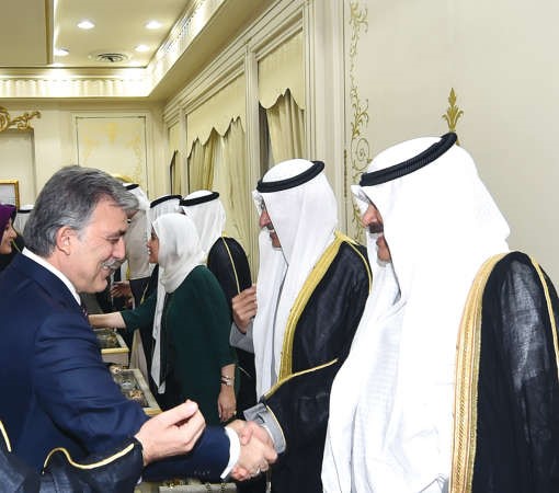 عبدالله غول مصافحا خالد الجارالله﻿
