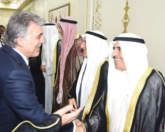 عبدالله غول مصافحا الحضور﻿