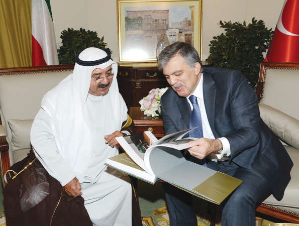 الشيخ ناصر صباح الاحمد يطلع الرئيس غول على احد الاصدارات﻿