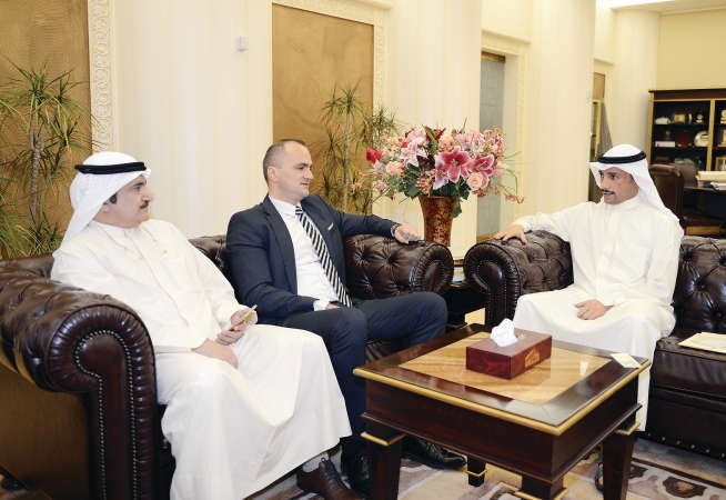 رئيس مجلس الامة مرزوق الغانم مستقبلا المدير المقيم للمعهد الديموقراطي الوطني