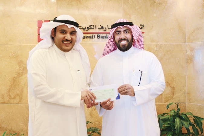 نواف العلاج يسلم شيك التبرع لممثل الامانة العامة للمجلس الاعلى للتخطيط والتنمية﻿
