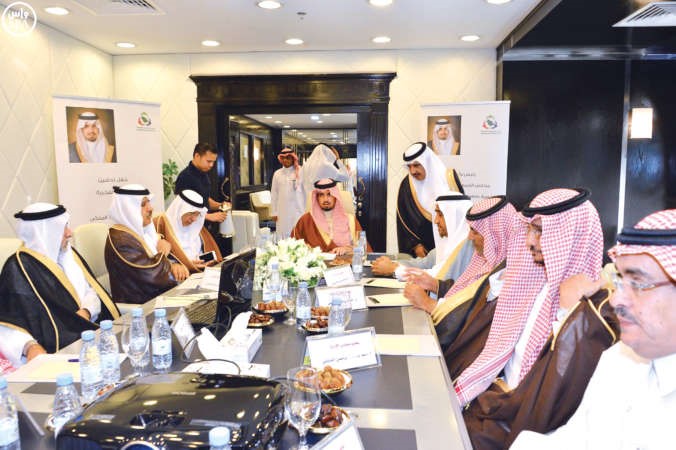 صاحب السمو الملكي الامير سعود بن سلمان بن عبدالعزيز مترئسا اجتماع مجلس ادارة الجمعيات التعاونية عقب قبول سموه الرئاسة الفخرية للمجلس