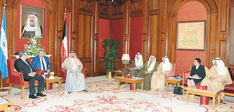 سمو ولي العهد الشيخ نواف الاحمد مستقبلا نائب رئيس نيكاراغوا الجنرال مويسس عمر هاليسليفنس اسيفيدو بحضور الشيخ صباح الخالد
﻿﻿والشيخ علي الجراح ودحمود العتيبي والسفيرة ريم الخالد والشيخ مبارك الفيصل ﻿