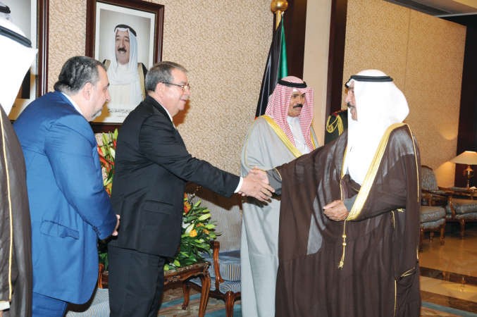  5 الشيخ جابر العبدالله مصافحا الجنرال مويسس عمر هاليسليفنس اسيفيدو﻿