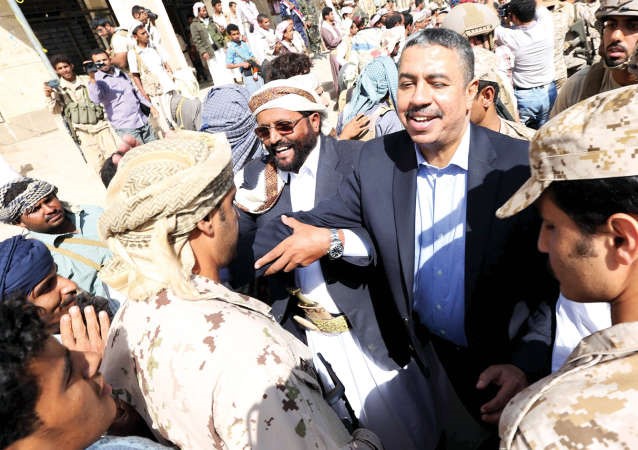  نائب الرئيس اليمني ورئيس الوزراء خالد بحاح مع جنود المقاومة في مارب	رويترز﻿