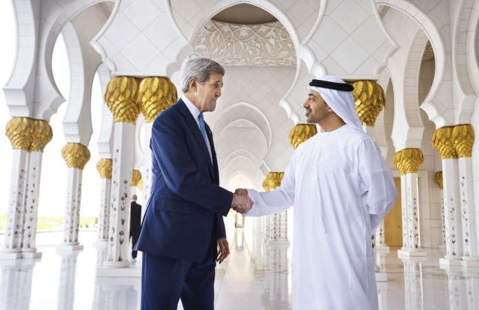 وزير الخارجية الاماراتي الشيخ عبد الله بن زايد ونظيره الاميركي جون كيري في مسجد الشيخ زايد الكبير في ابو ظبيرويترز 