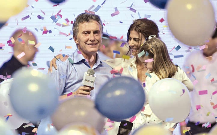 الرئيس الارجنتيني المنتخبمحتفلا مع زوجته بفوزه في الانتخاباتامس	افپ ﻿