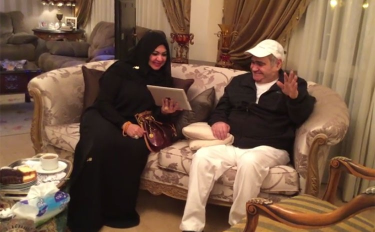 بالفيديو.. بعد غيابه لسنوات.. سيد زيان يرقص على اغنيته في المنزل بحضور مصممة ازياء امارتية