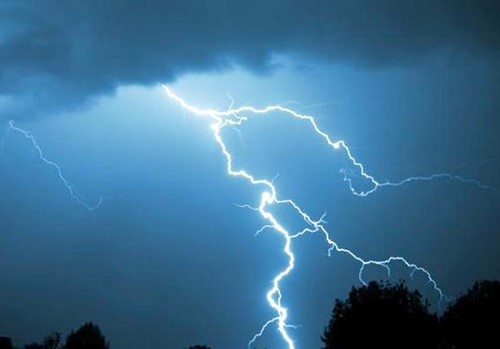 بالفيديو.. إرشادات السلامة للوقاية من خطر الصواعق الرعدية وكيفية تفاديها