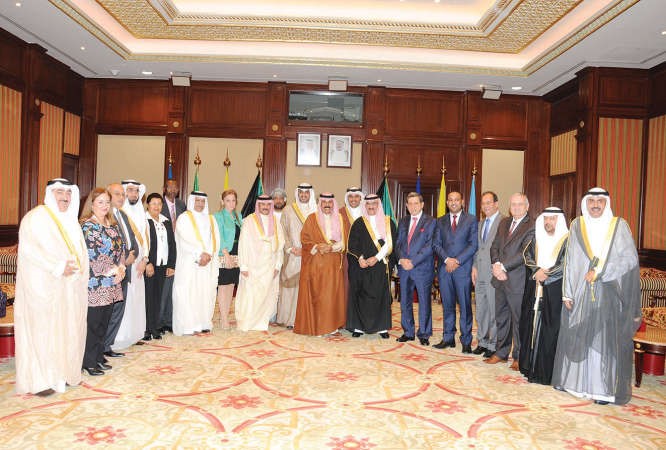 سمو ولي العهد الشيخ نواف الاحمد مستقبلا الشيخ محمد العبد الله والشيخ مبارك الدعيج واعضاء اتحاد وكالات الانباء العربية