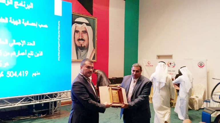 د جمال الحربي مكرما احد المشاركين﻿