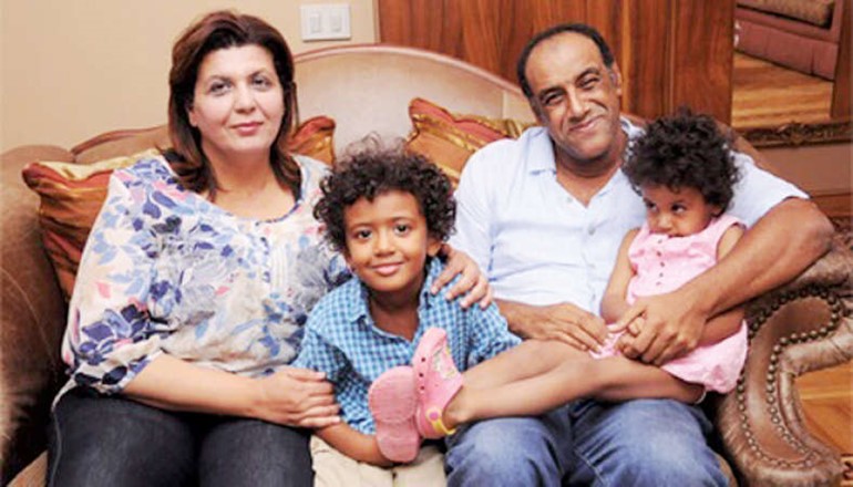 مع زوجته المؤلفة زينب عزيز واولادهما﻿