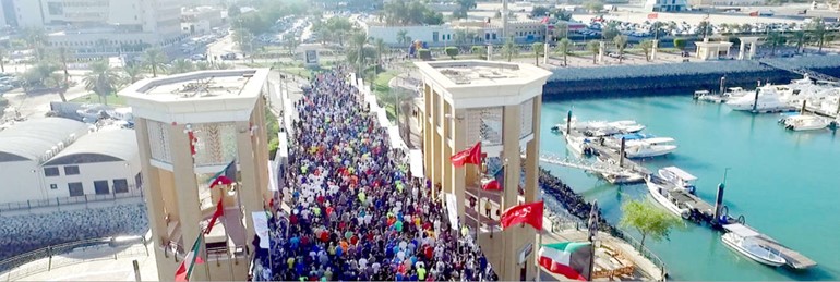 انطلاق المشاركين بالماراثون من سوق شرق