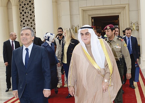 الرئيس التركي السابق عبدالله غول مغادرا البلاد وفي وداعه المستشار بالديوان الاميري خالد الفليج 