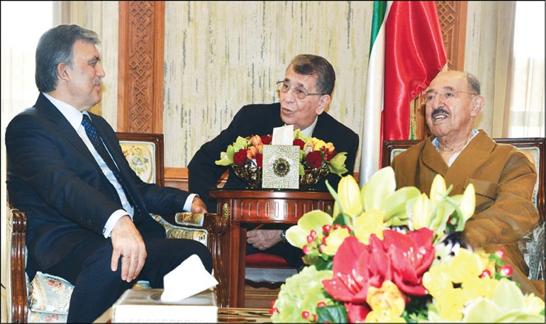 صاحب السمو الامير الشيخ صباح الاحمد مستقبلا الرئيس التركي السابق عبدالله غول بحضور سمو ولي العهد الشيخ نواف الاحمد وسمو رئيس الوزراء الشيخ جابر المبارك