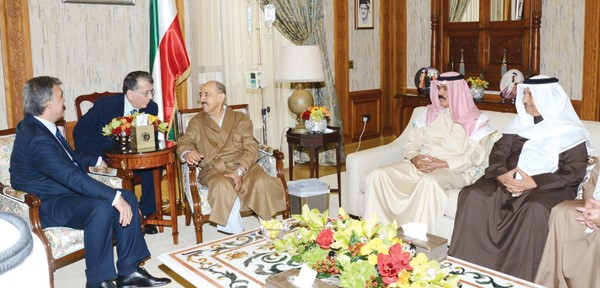 صاحب السمو الامير الشيخ صباح الاحمد مستقبلا الرئيس التركي السابق عبدالله غول بحضور سمو ولي العهد الشيخ نواف الاحمد وسمو رئيس الوزراء الشيخ جابر المبارك