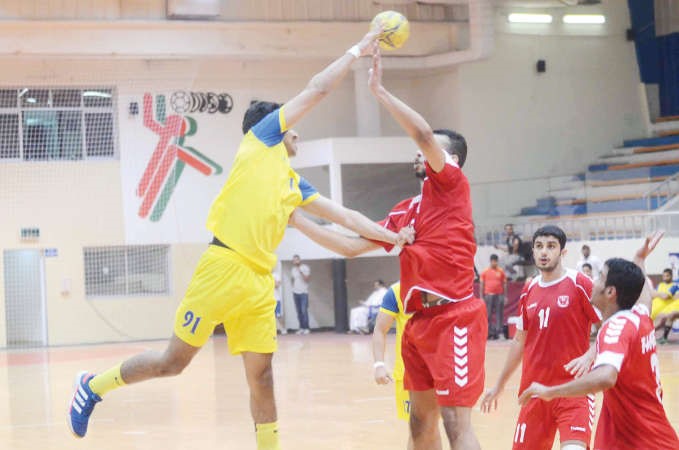 لاعب الساحل عبدالله العتيبي يمرر الكرة لاحد زملائه على الدائرة﻿