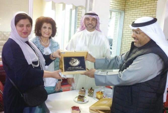تبادل للدروع التذكارية خلال الزيارة﻿