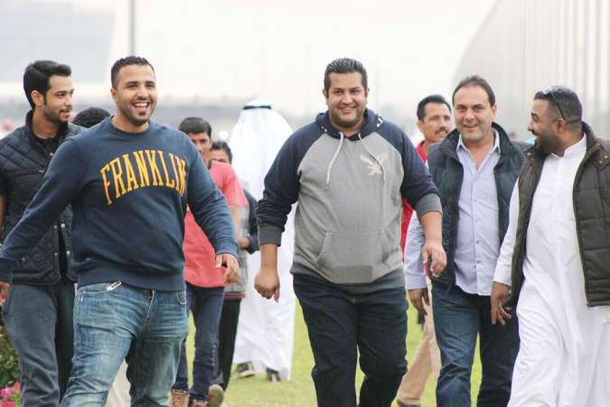الشيخ عبدالله السلمان ورفاقه فرحين باول انتصارات البطل المقرب ﻿