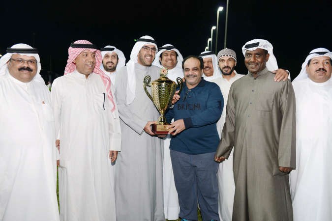 الشيخ ضاري الفهد يسلم الكاس للدبوس ﻿