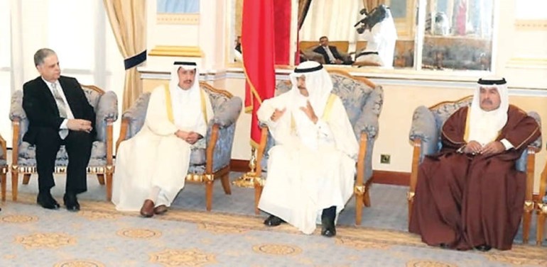 الامير خليفة بن سلمان ال خليفة مستقبلا السفير الشيخ عزام الصباح وعددا من السفراء