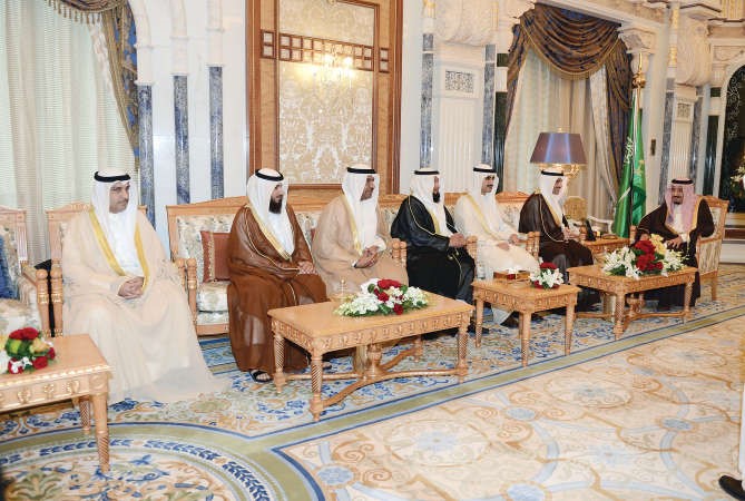 خادم الحرمين الشريفين الملك سلمان بن عبدالعزيز ال سعود خلال استقباله رئيس مجلس الامة مرزوق الغانم والوفد المرافق له ويبدو داحمد مطيع واحمد القضيبي وعلام الكندري والشيخ ثامر الجابر﻿