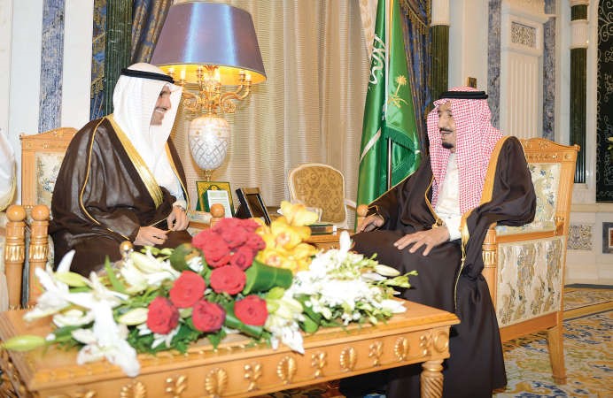 خادم الحرمين الشريفين الملك سلمان بن عبدالعزيز ال سعود مع رئيس مجلس الامة مرزوق الغانم﻿