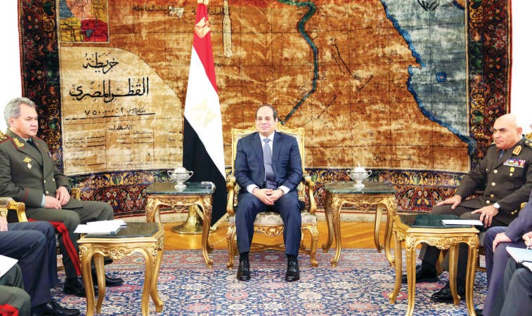 الرئيس عبدالفتاح السيسي مستقبلا سيرغي شويغو بحضور الفريق اول صدقي صبحيرويترز