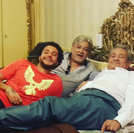 لقطة مرحة تجمع أحمد الفيشاوي بوالده.. شاهد