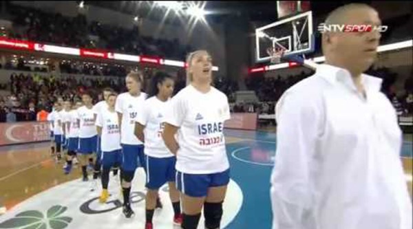 بالفيديو.. جماهير تركية تقذف منتخب السلة الإسرائيلي بـ"أكياس القمامة"