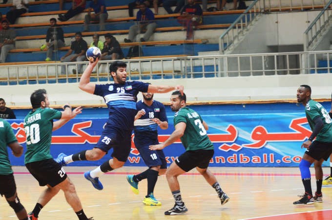 عبدالعزيز الدوسري يصوب على مرمى العربي﻿
