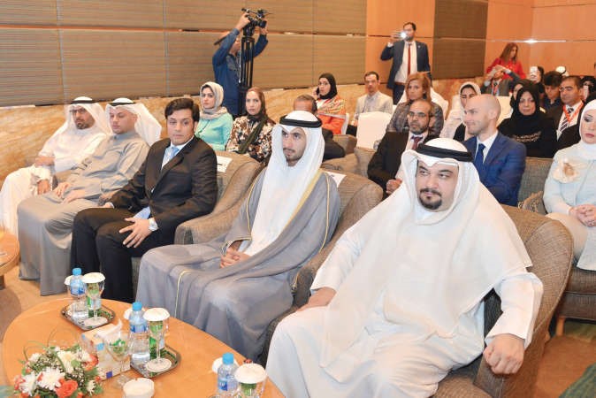 دمحمود عبدالهادي والحضور يتابعون اعمال المؤتمر