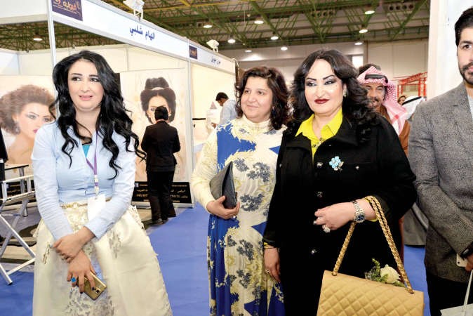 المديرة الاعلامية لفيوليه نغم القلعاني والشيخة امل الحمود ونجلاء النقي وجولة في المعرض﻿