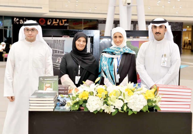 امل المطوع ومشاري العجمي مع بعض موظفي الامانة العامة خلال معرض ذكرى الدستور في الافنيوز﻿